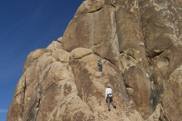 中国登山队在国际比赛中夺金增光，中国登山队再次登上素有地球
