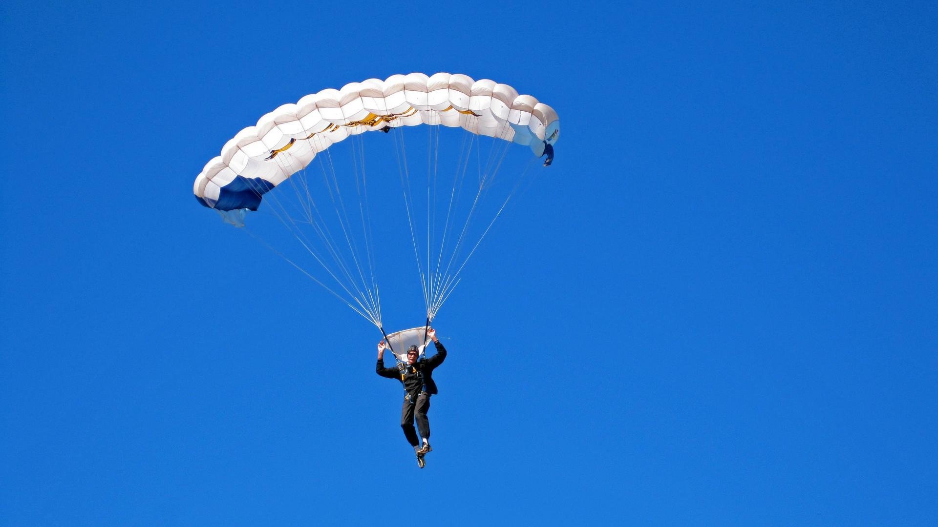 出发反应速度快,转身动作紧凑,动作反应快的成语