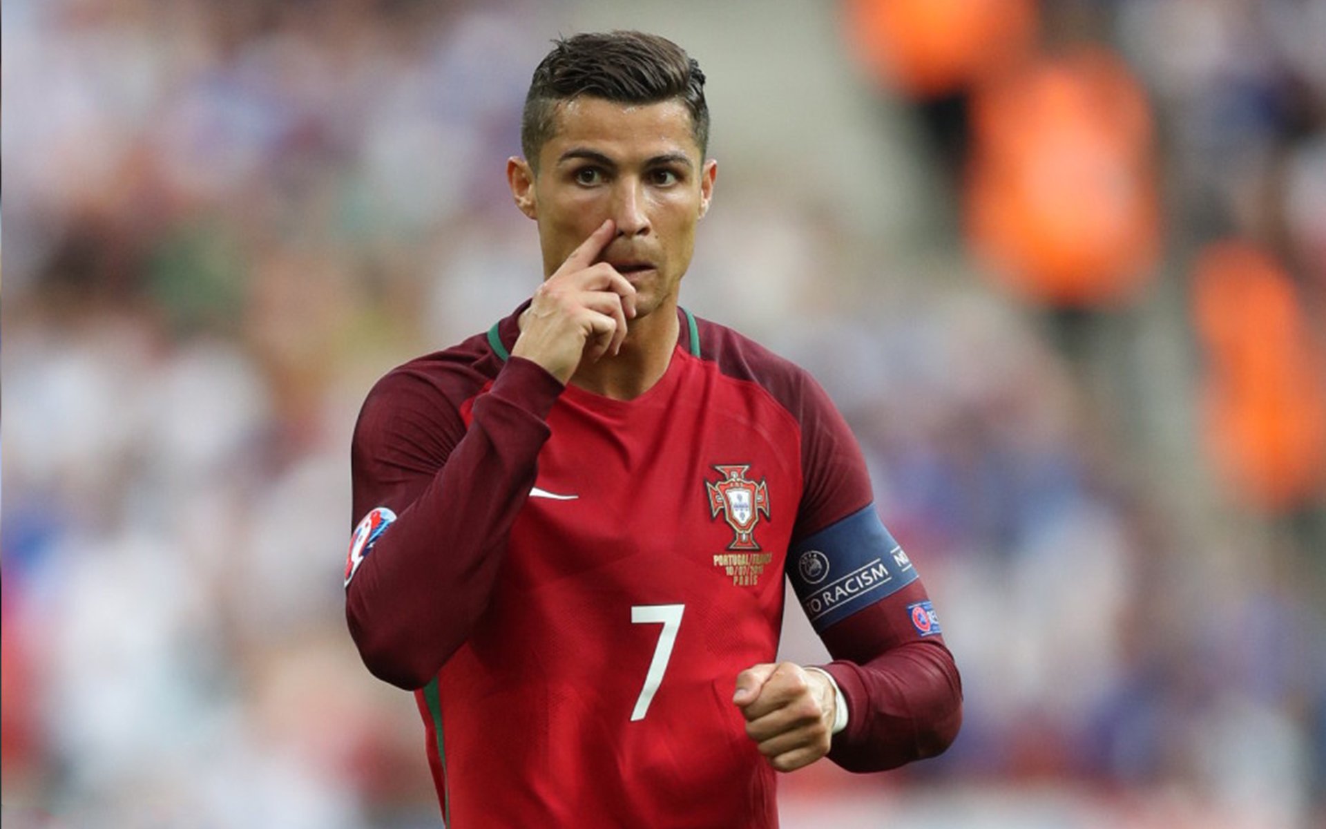 足球场创意灯光秀点亮夜晚，科技与艺术结合，足球场 灯光